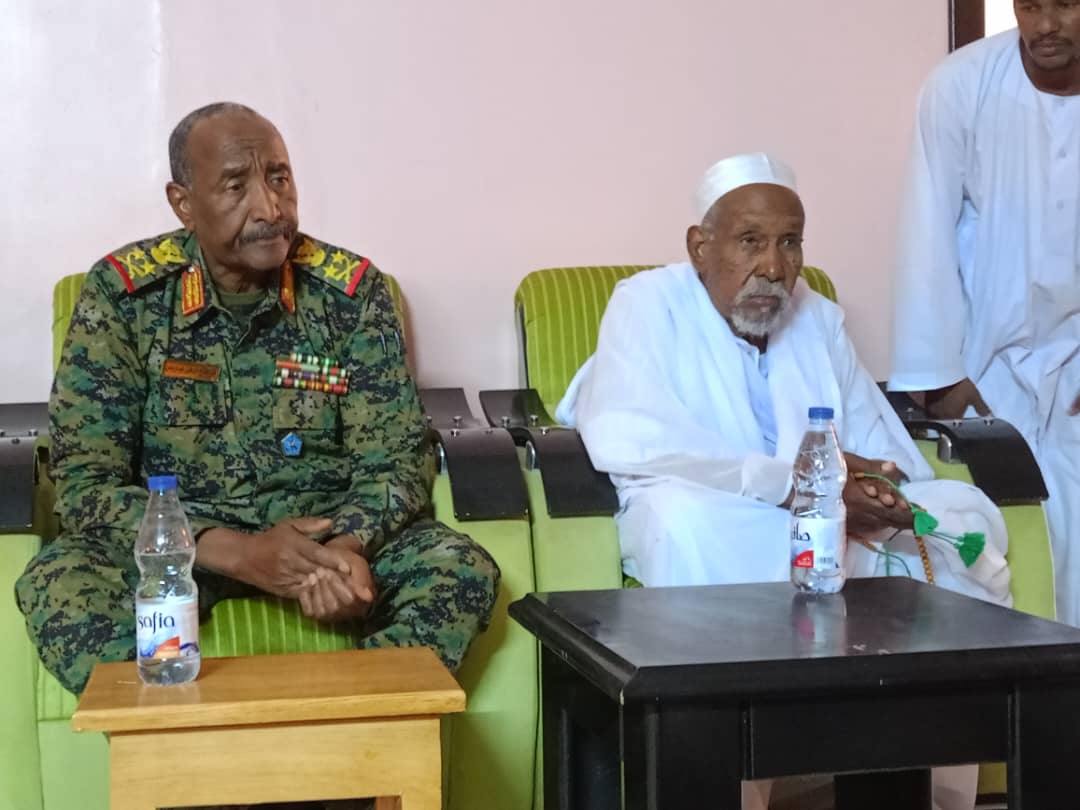 رئيس مجلس السيادة يزور الشيخ الياقوت ويثمن دور الطرق الصوفية في الحراك الاجتماعي والعسكري