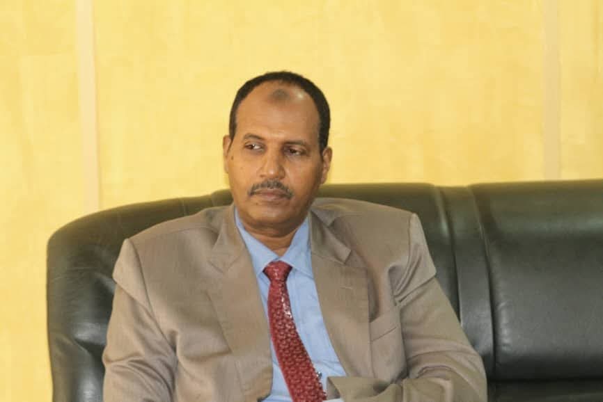 متهم بالفساد وخارج البلاد منذ أعوام وعضو في صمود .. أسباب إعفاء كامل إدريس لمدير هيئة المواصفات