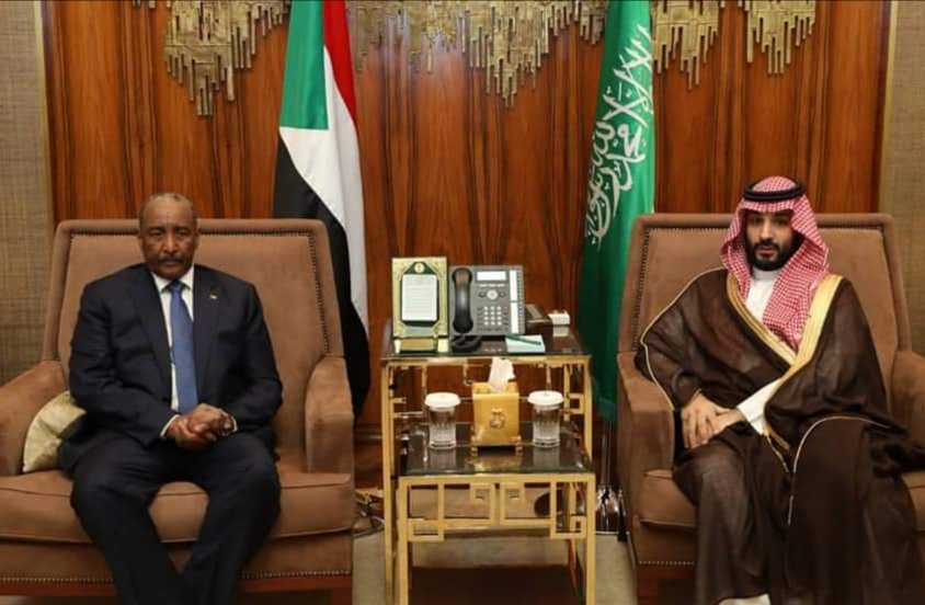 رئيس مجلس السيادة يصل الرياض ويبحث مع ولي العهد الأمير محمد تفاصيل المبادرة السعودية الامريكية لإنهاء الحرب