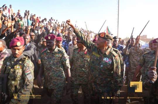 فاجأ الحضور.. رئيس مجلس السيادة يشارك في احتفال تخريج مستنفرين جنوبي الخرطوم