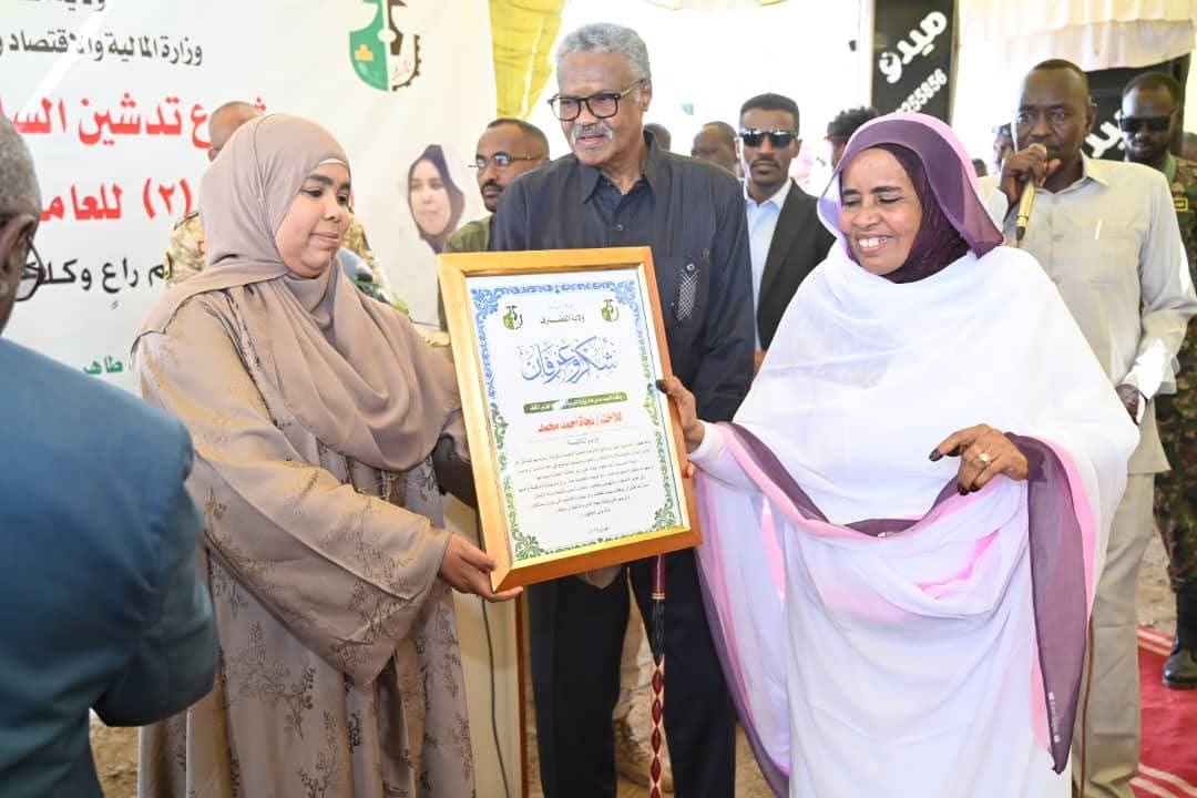 عضو مجلس السيادة تشيد بمبادرات القضارف وتدشن السلة الرمضانية الثانية للعاملين