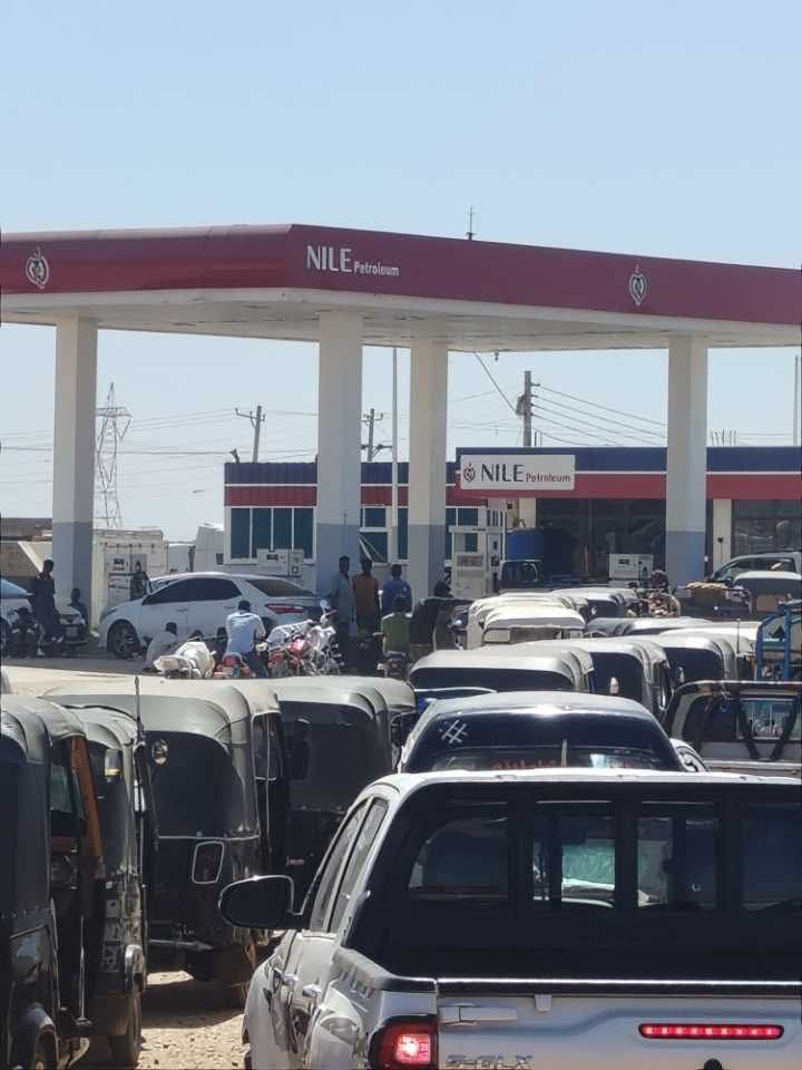 *المشتقات البترولية في السودان..أزمة داخلية تتفاقم تحت ظلال التوترات الإقليمية*

*وزير الطاقة والنفط:المواد البترولية متوفرة بصورة غير مسبوقة*

*الهندي عزالدين: أزمة الوقود طاحنة والواقع يكذب حديث الوزير*

*مواطن:نقف في صف الوقود منذ الفجر وأحيانا نعود بلا قطرة بنزين*


*تقرير: محجوب أبوالقاسم*