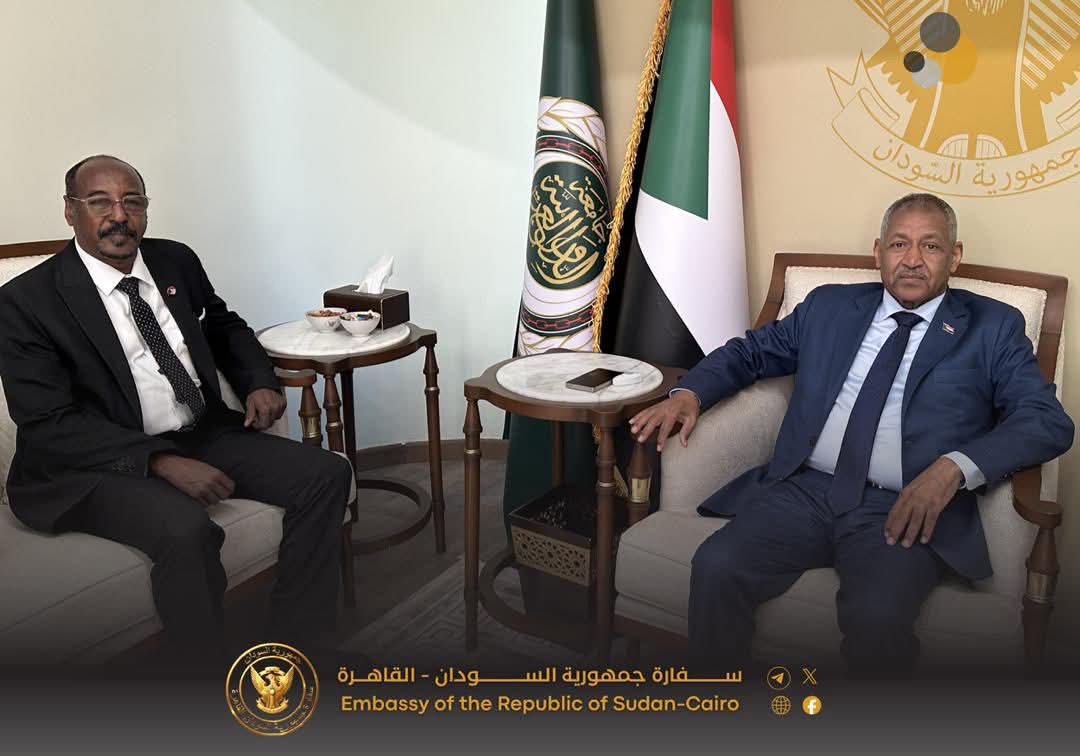 سفير السودان بالقاهرة يستقبل نقيب المحامين السودانيين..