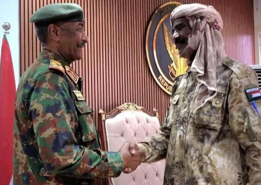 القائد المنشق عن المليشيا النور القبة يعود للبلاد والبرهان يستقبله بمكتبه