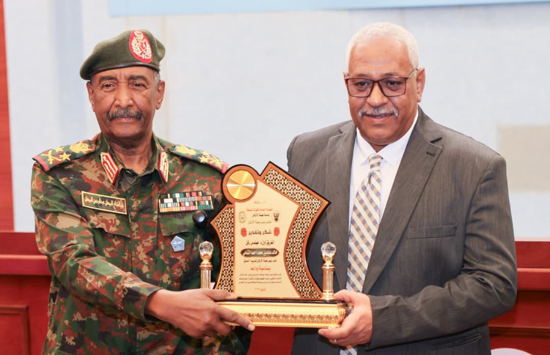 رئيس مجلس السيادة القائد العام للقوات المسلحة السودانية يشهد احتفال تكريم رئيس وأعضاء هيئة الأركان السابقين ..