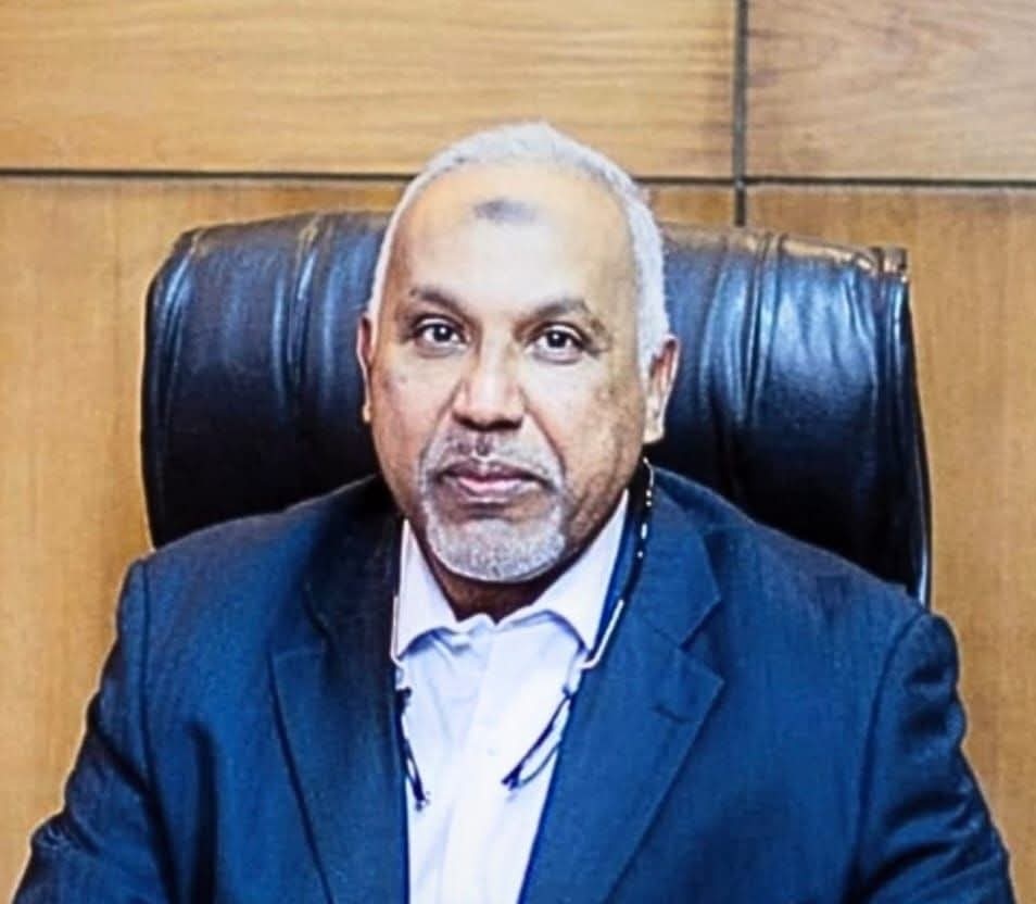 خطاب إلى:
فخامة السيد الفريق أول ركن/ عبد الفتاح البرهان
القائد العام للقوات المسلحة السودانية
المحترم
(١-٢)
الموضوع: مذكرة عاجلة بشأن مخاطر الانهيار الاقتصادي والإداري ومقترح حكومة الطوارئ لاستعادة وبناء الدولة

من المواطن/ د. حسام الدين كركساوي