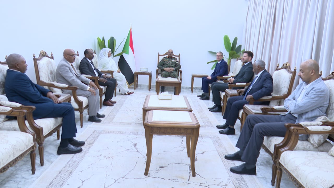 *عضو مجلس السيادة الفريق إبراهيم جابر يلتقي وفد شركة مطابع السودان للعملة*